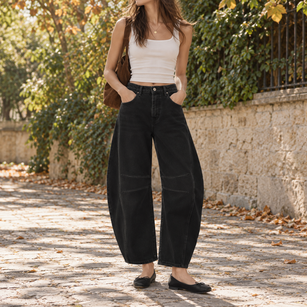 Pantalon femme barrel noir porté avec ballerines, taille haute et découpes aux genoux