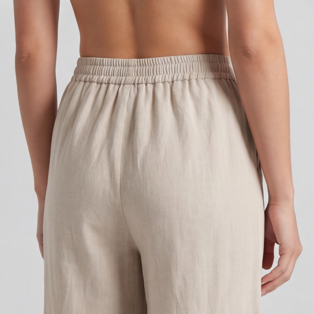 Pantalon large beige porté avec taille élastique visible