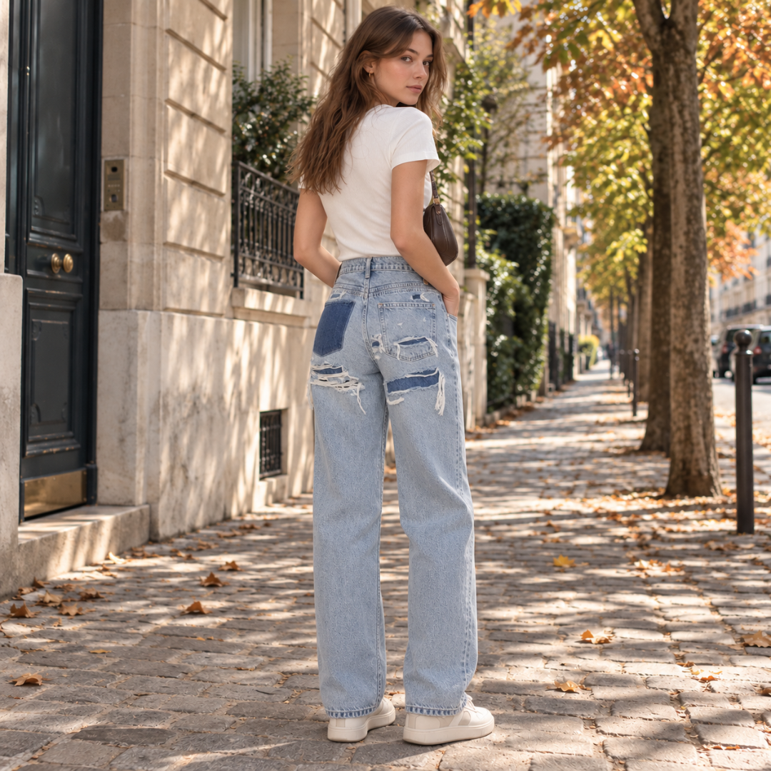Dos du pantalon femme bleu clair avec déchirures et empiècements contrastants