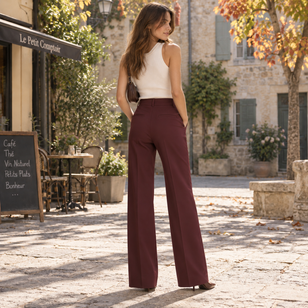 Dos du pantalon bordeaux avec poches plaquées et passants de ceinture