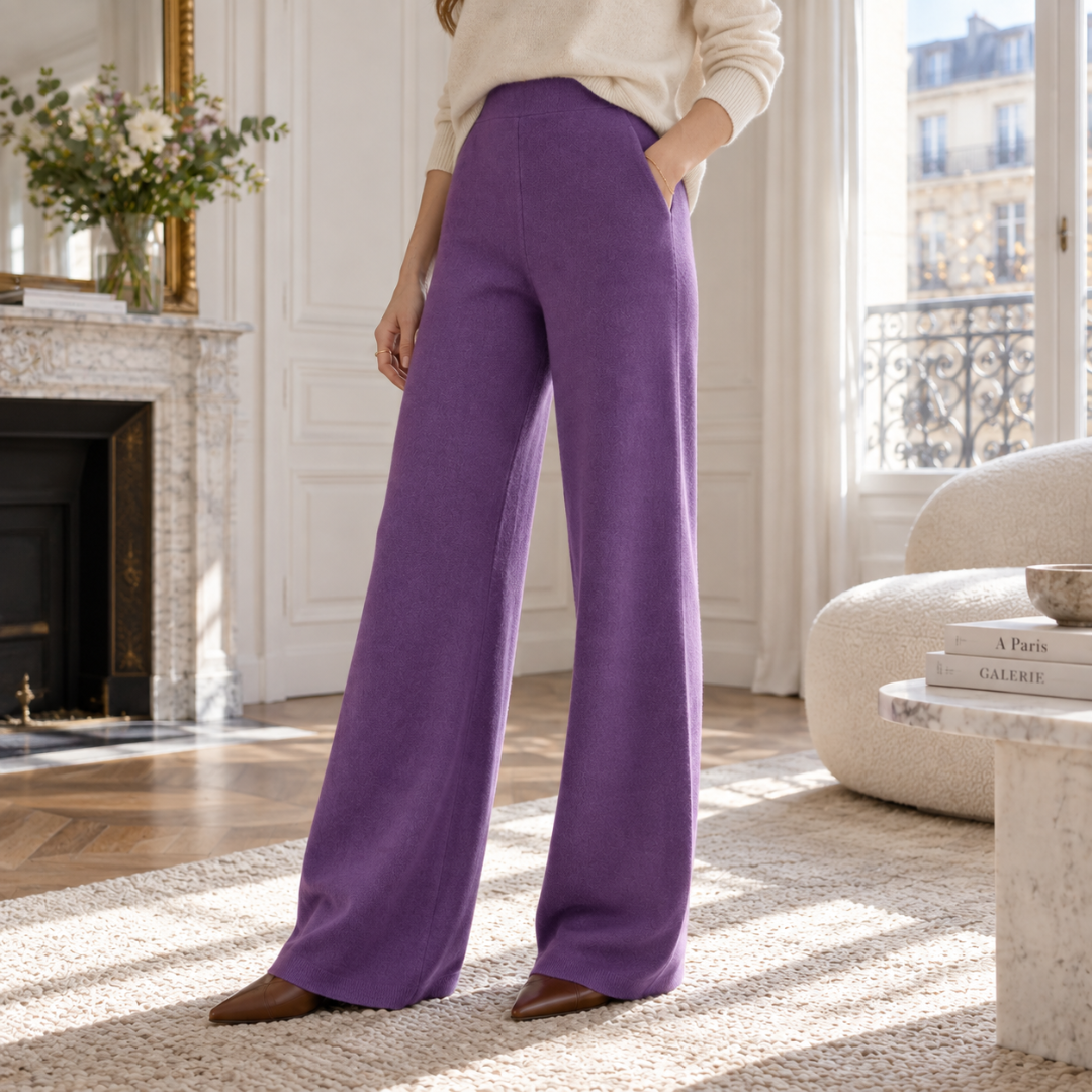 Pantalon violet à coupe large porté avec un pull crème, ceinture côtelée visible
