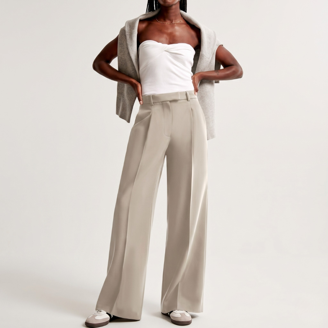 Pantalon large beige porté avec top blanc, vue de dos