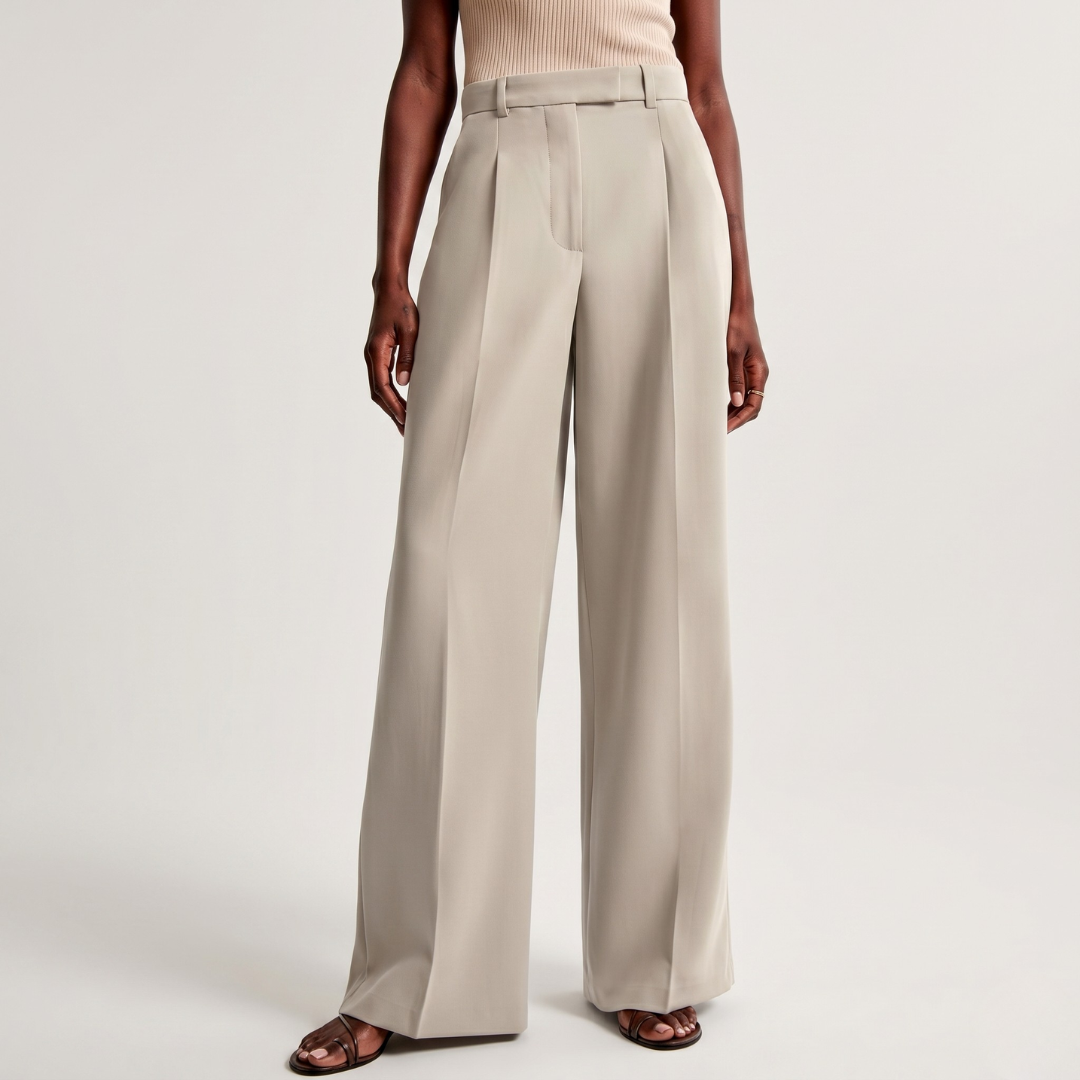 Détail de la taille haute du pantalon large beige