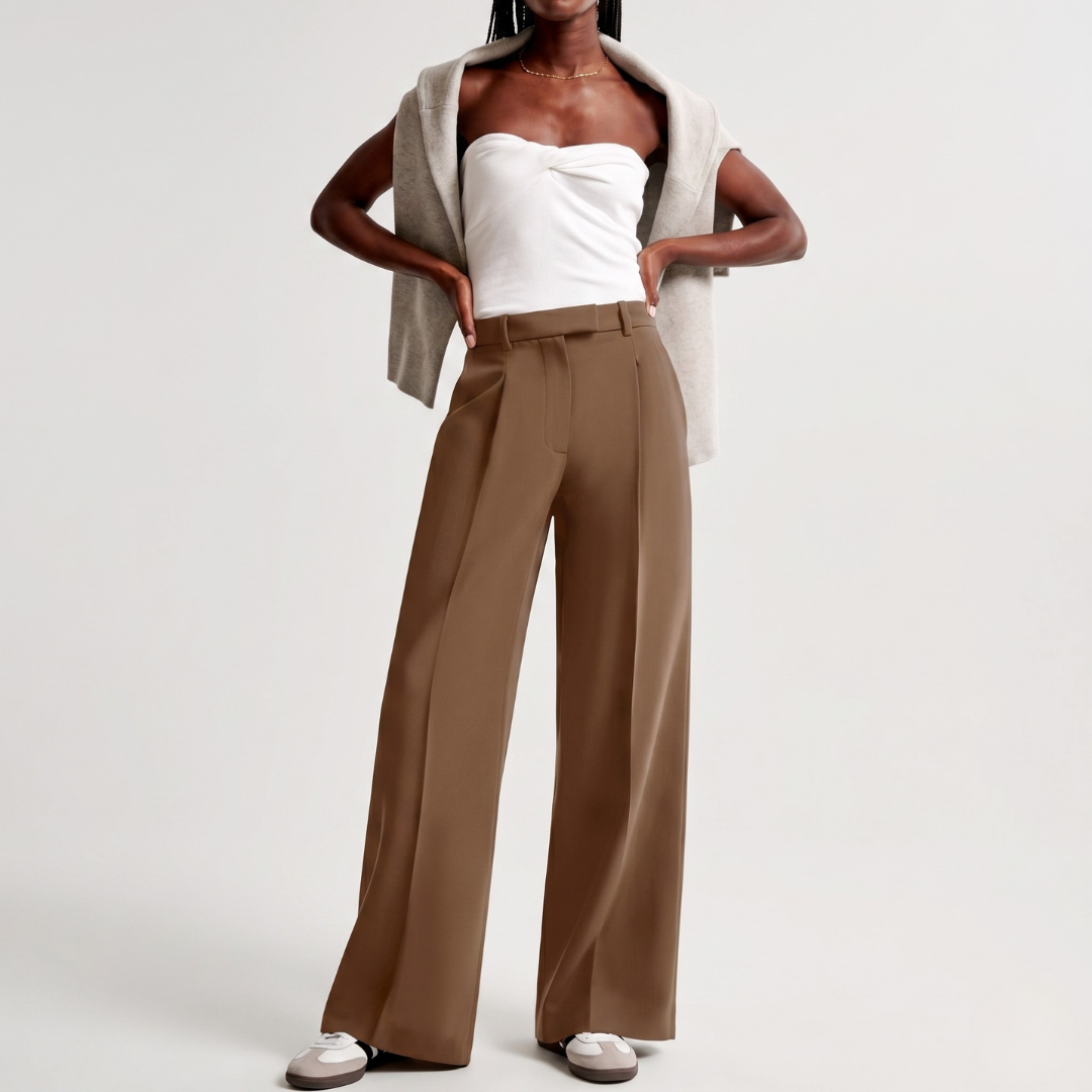 Pantalon large camel porté avec crop top blanc, vue de dos