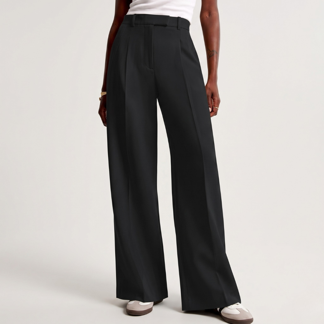 Détail taille haute et tombé du pantalon large noir