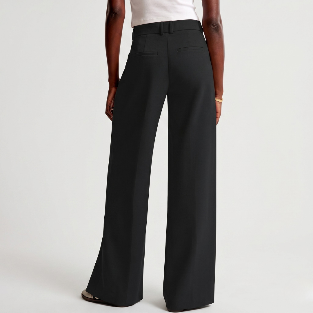 Pantalon noir wide leg, silhouette complète vue latérale