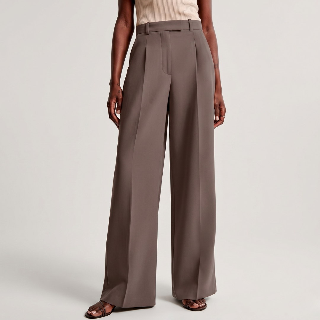 Détail ceinture taille haute du pantalon taupe
