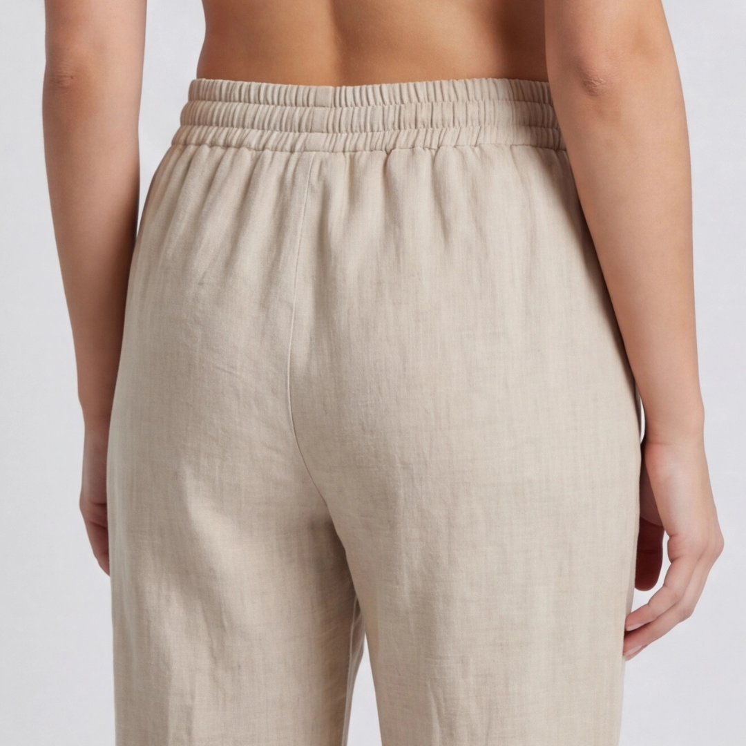 Pantalon lin beige détail revers et tombé du tissu