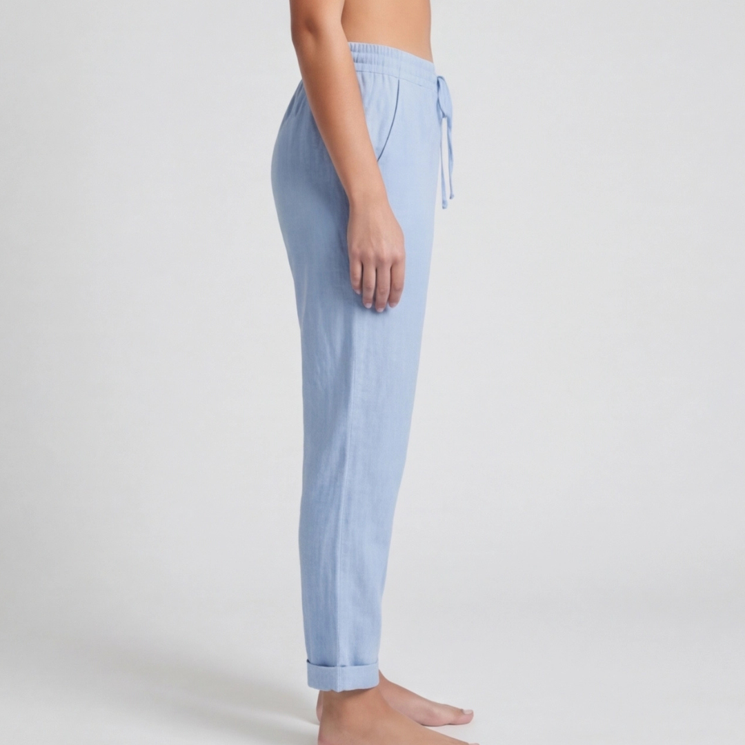 Pantalon lin bleu clair vue bas de jambe avec revers