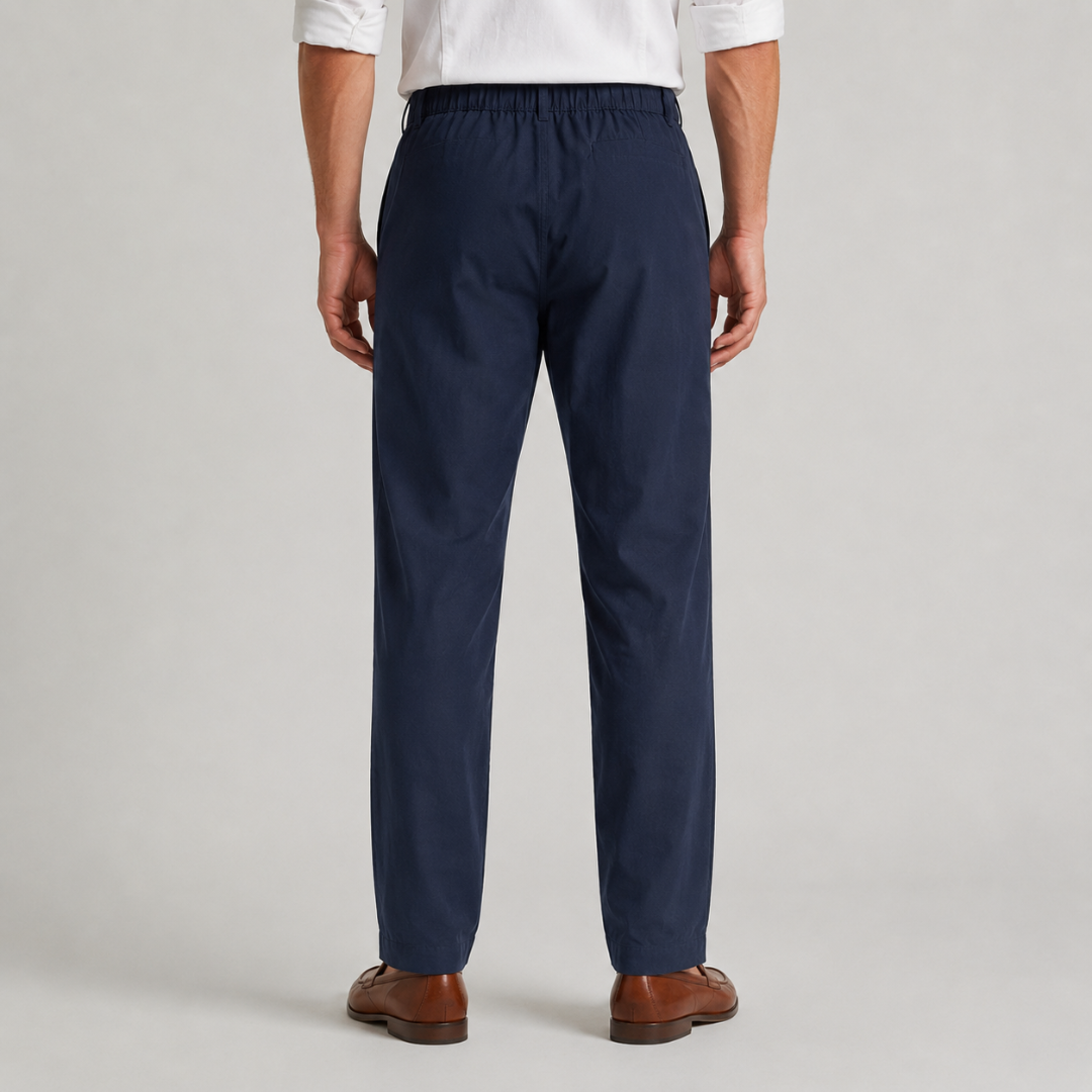 Vue de face du pantalon léger bleu marine à taille mi-haute pour homme