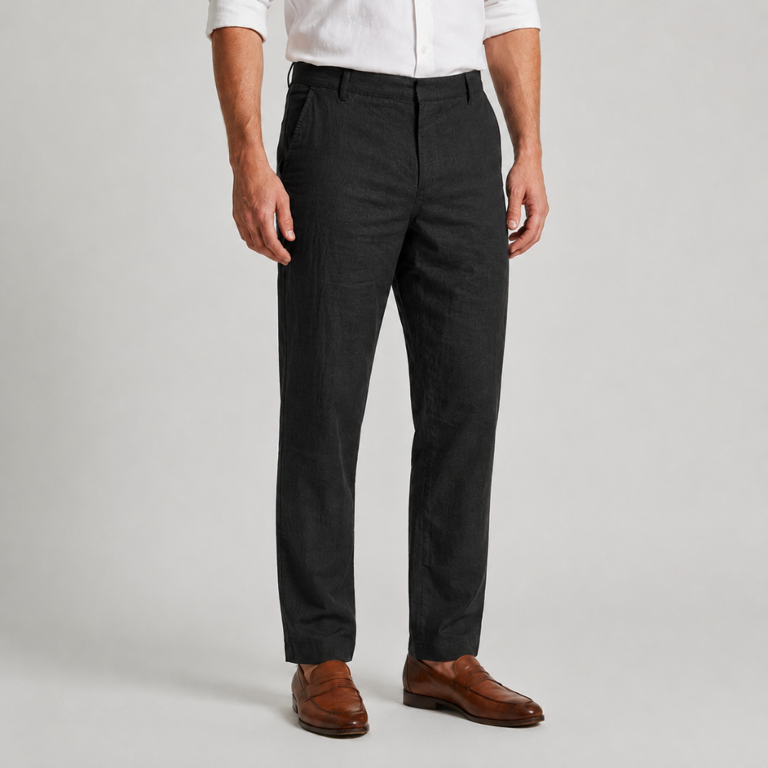 Pantalon homme noir coupe droite porté avec chemise blanche et mocassins