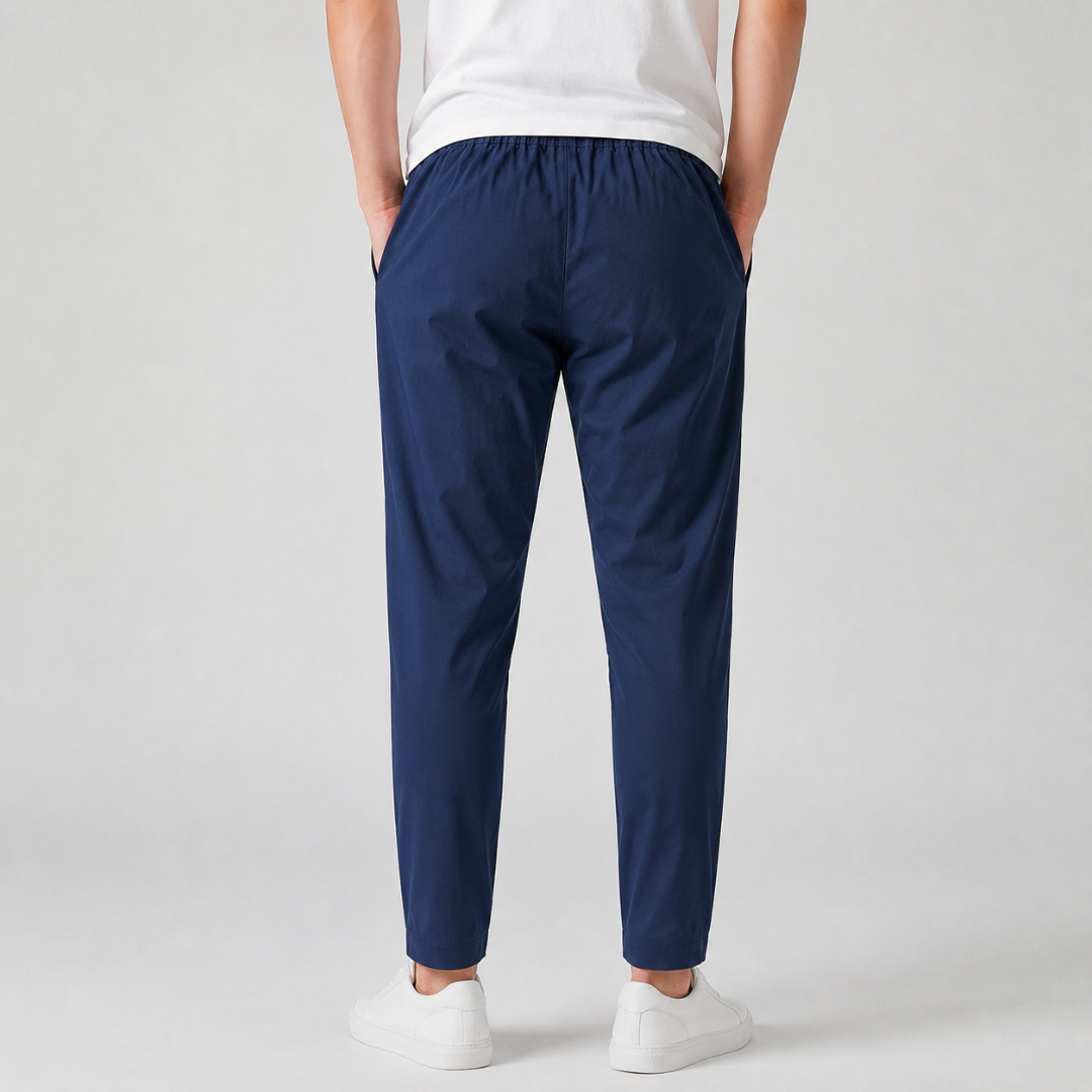 Pantalon homme slim bleu foncé vu de dos avec ceinture élastique