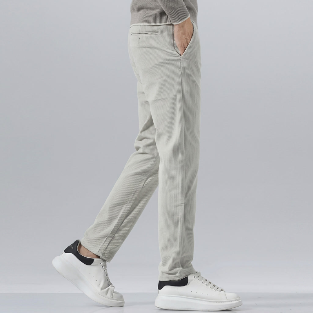 Pantalon homme slim côtelé beige, vue arrière en mouvement