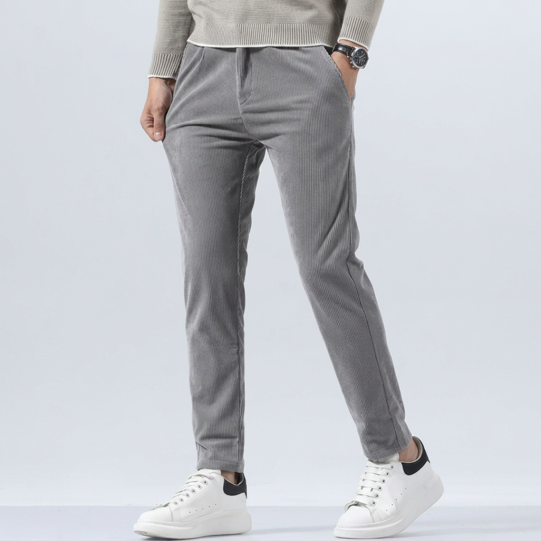 Pantalon homme slim côtelé gris, vue de côté en mouvement