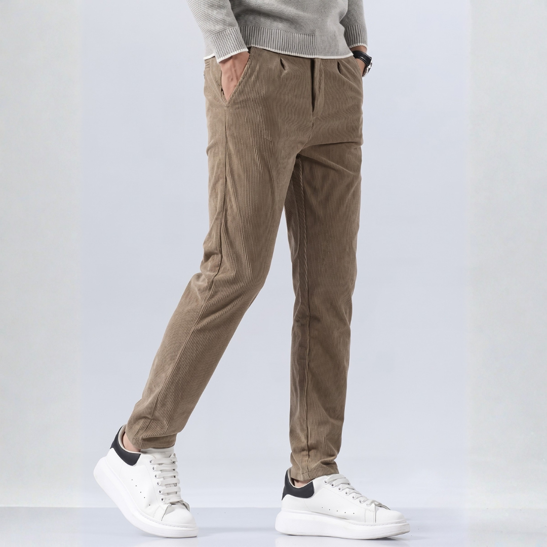 Pantalon homme slim côtelé kaki, vue de côté en mouvement