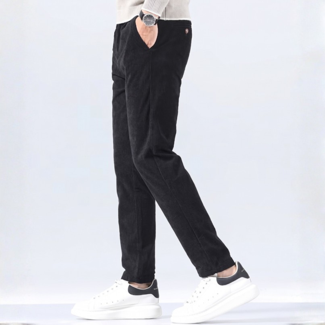 Pantalon homme slim côtelé noir, vue de côté en mouvement