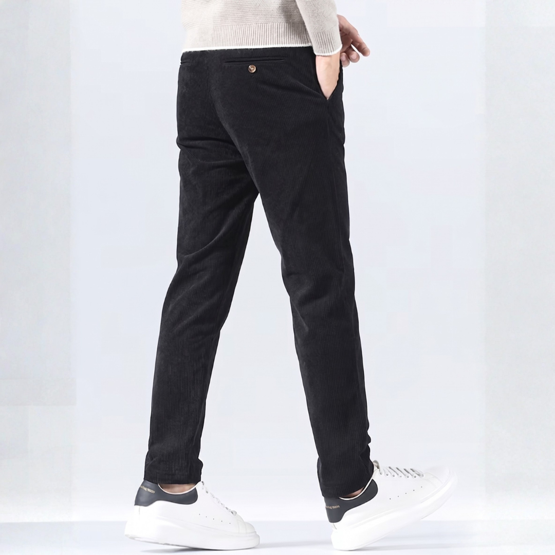 Pantalon homme slim côtelé noir, vue arrière en mouvement