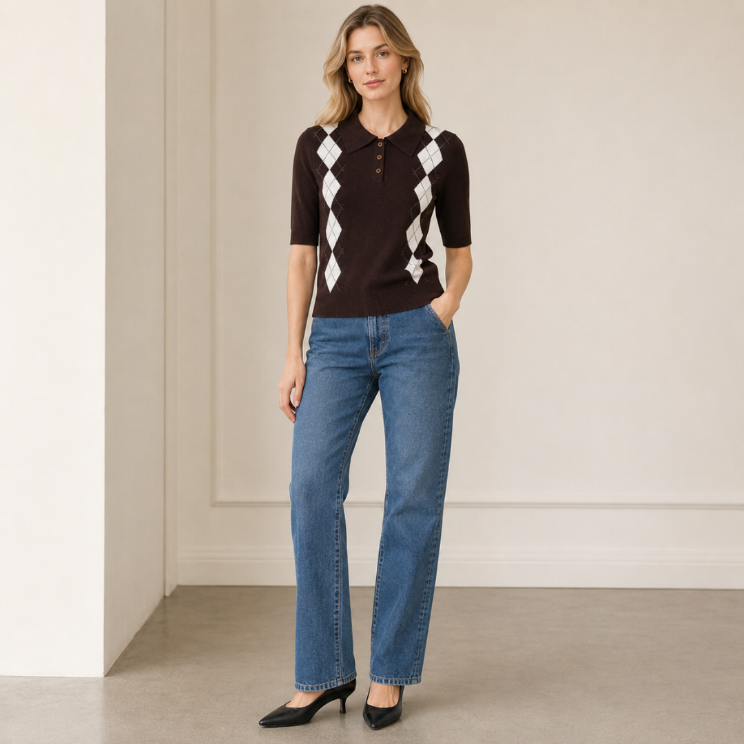 Polo marron à col boutonné et motif losanges, associé à un pantalon bleu délavé