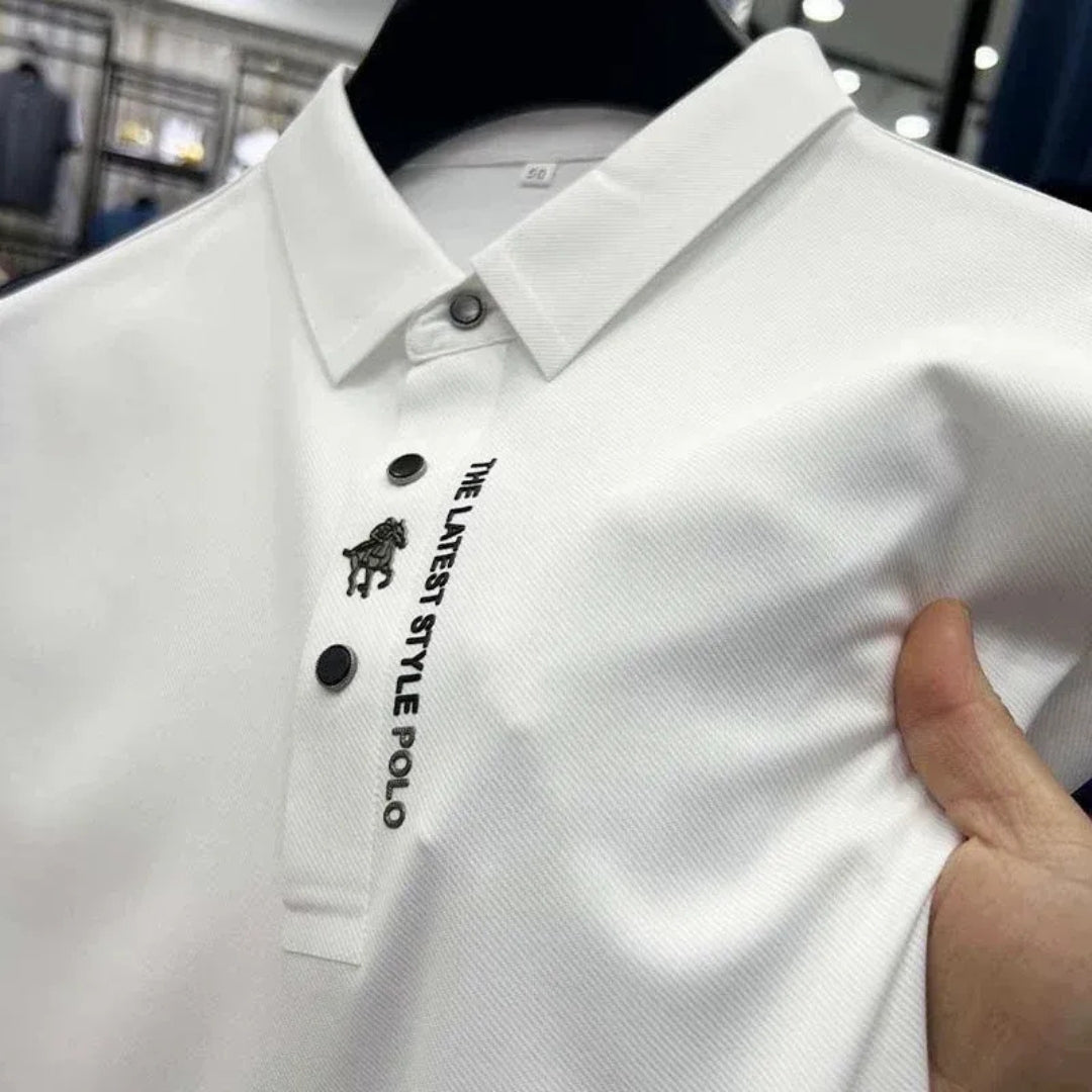 Gros plan sur le col et les boutons du polo blanc avec logo brodé
