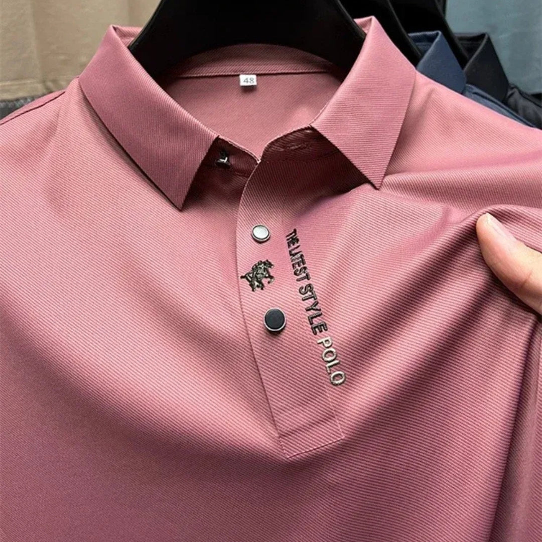 Gros plan sur le tissu texturé et les boutons du polo rose vieux