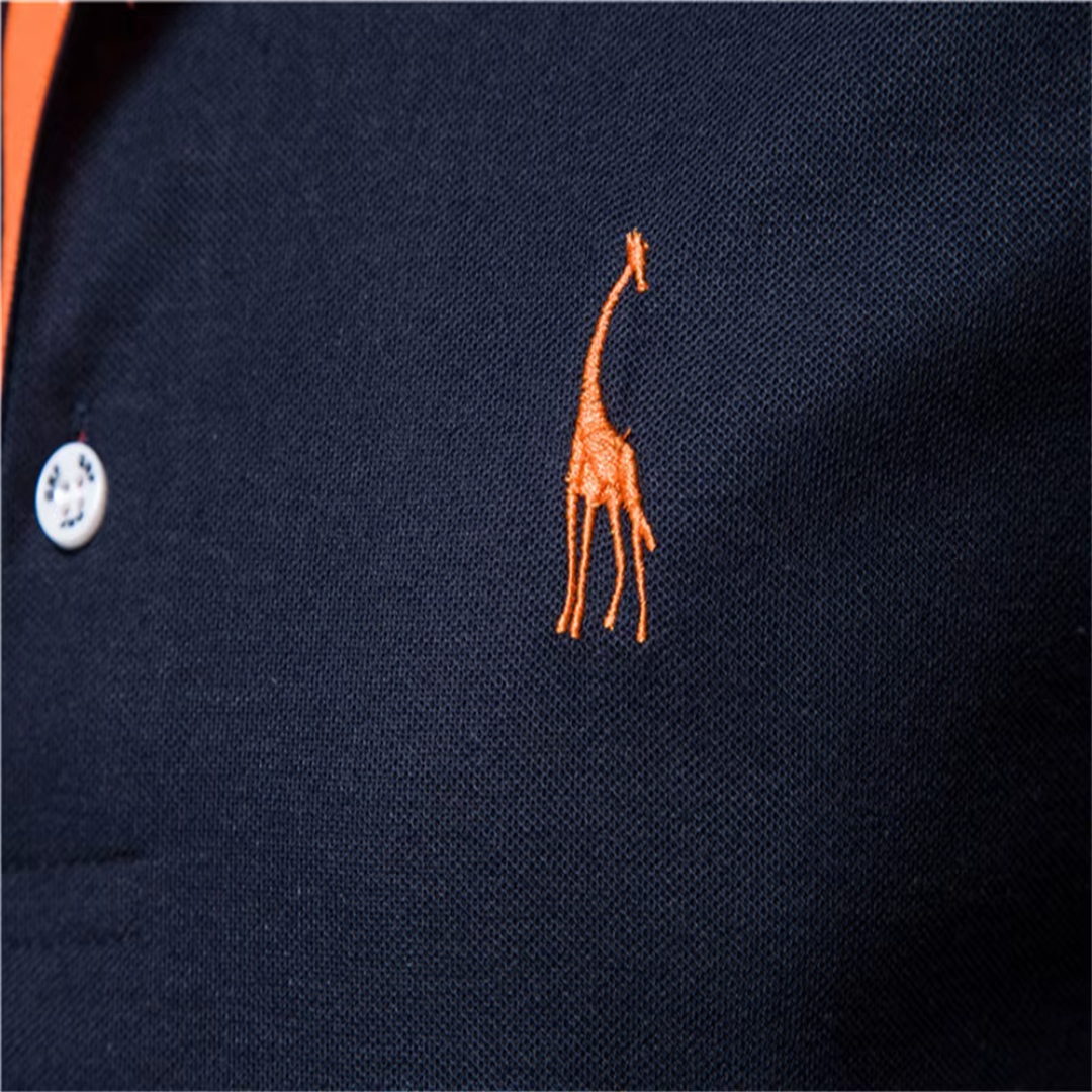 Gros plan col polo homme bleu marine avec boutons et finitions orange
