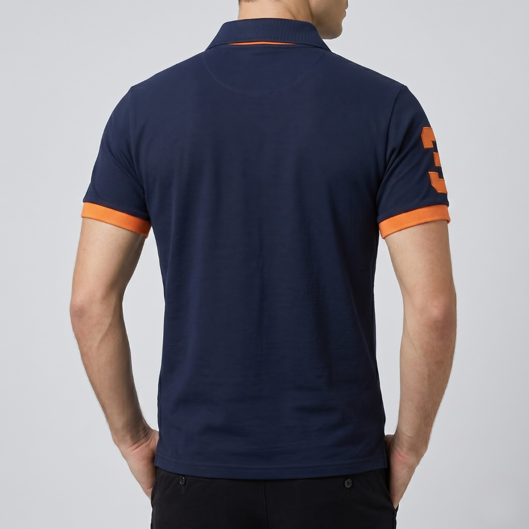 Polo homme bleu marine porté, silhouette complète vue de face