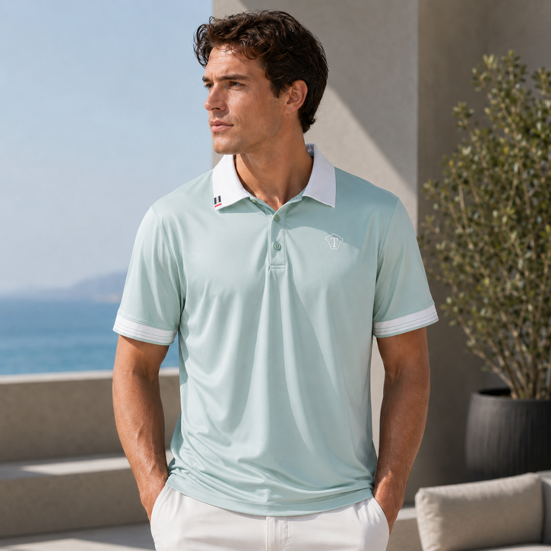 Polo homme vert d'eau col blanc contrasté porté en terrasse face à la mer