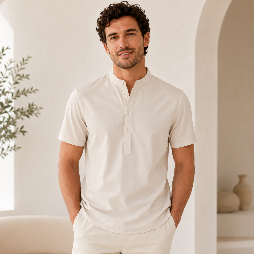 Polo homme beige col mao avec patte de boutonnage, tenue casual d'été
