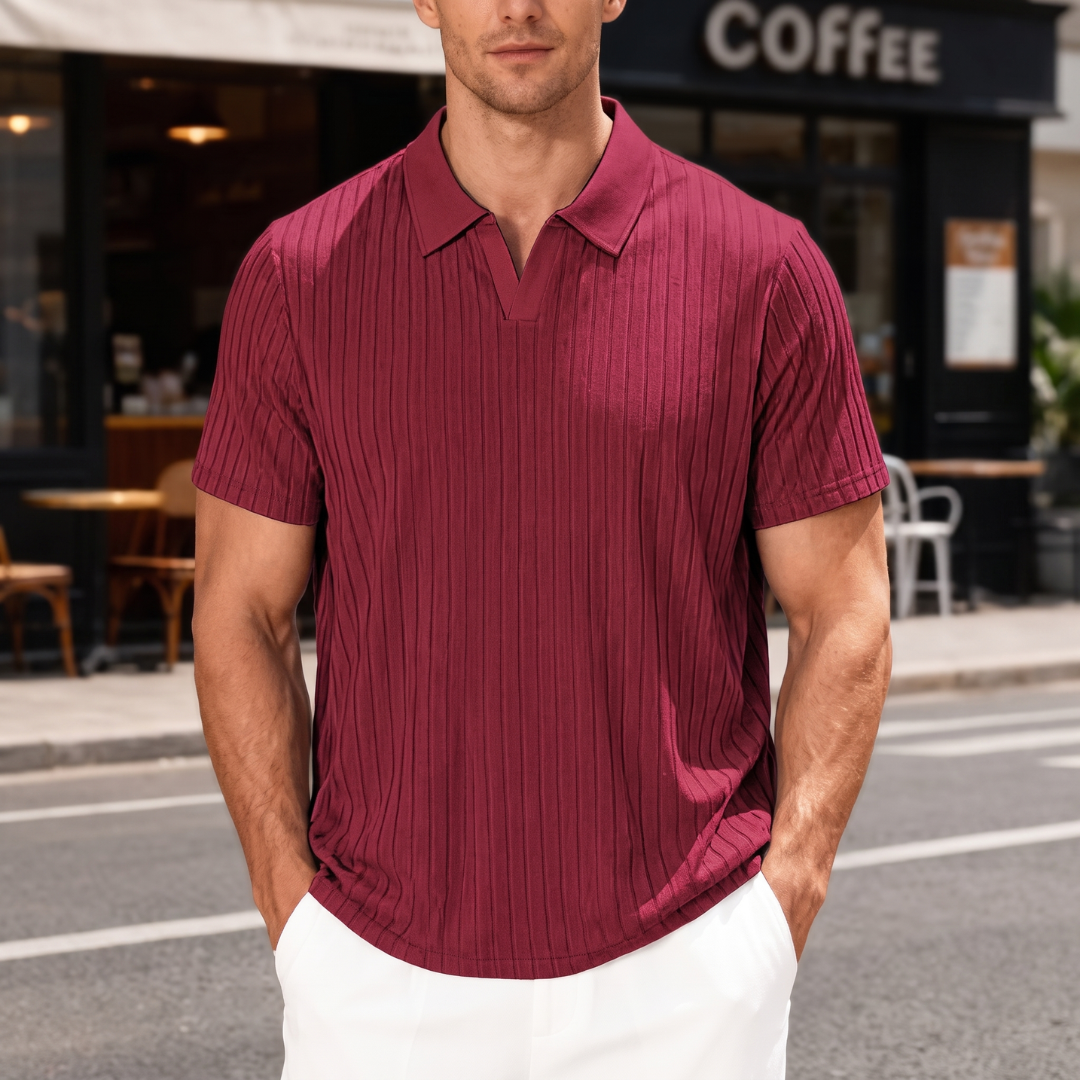 Polo homme col ouvert texturé en bordeaux, vue de face rapprochée