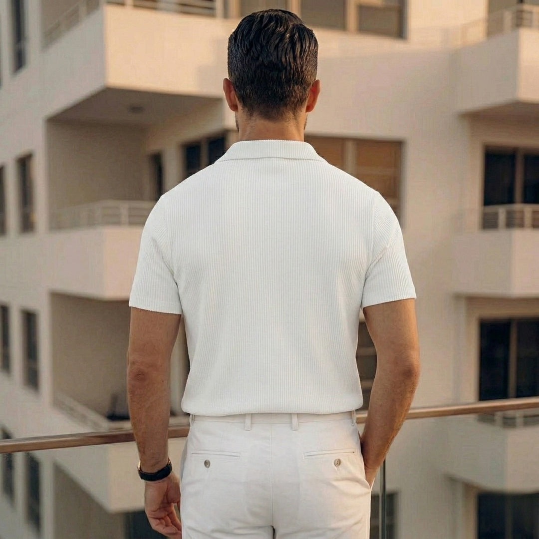 Polo homme blanc vu de dos, coupe ajustée et maille verticale texturée