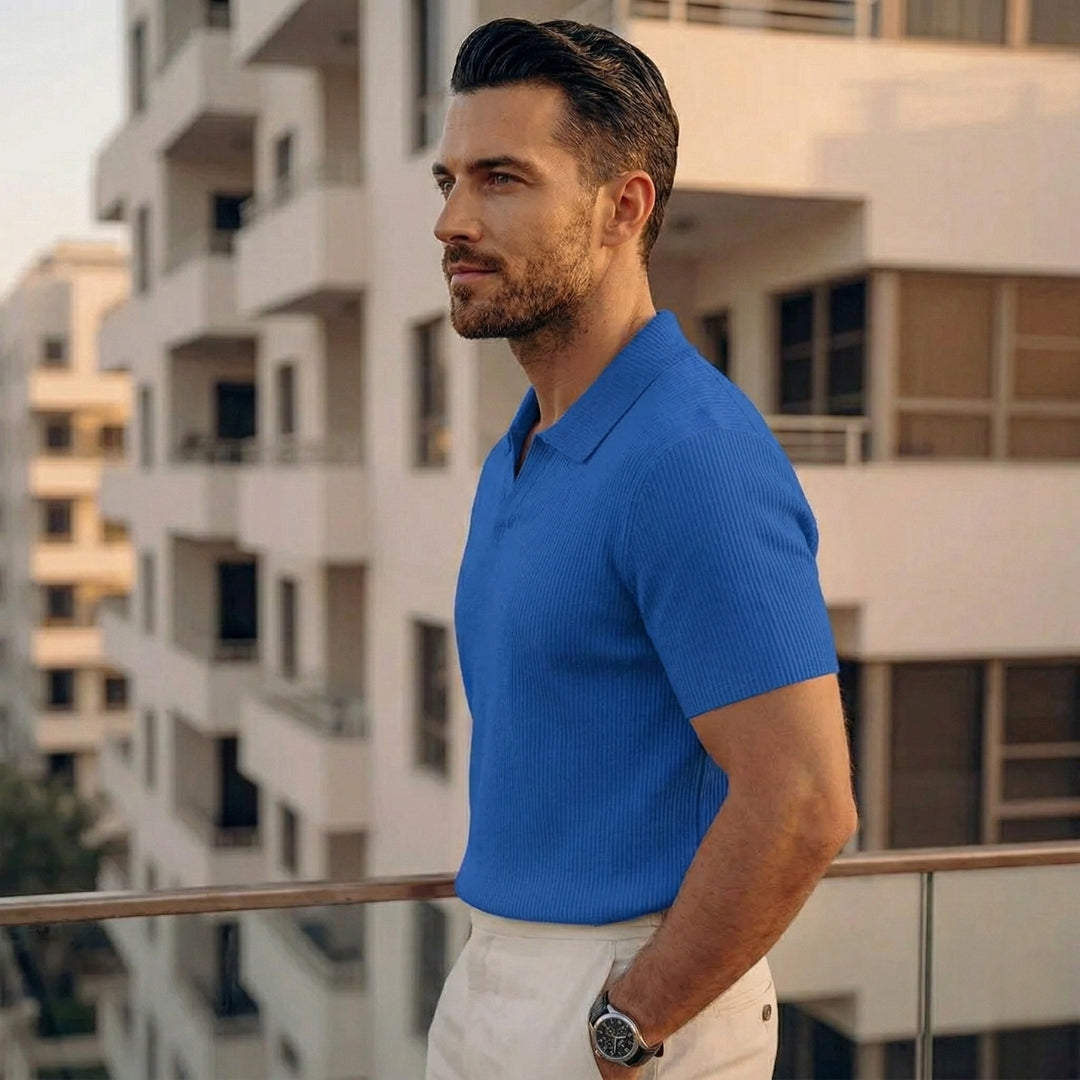 Polo homme bleu saphir texturé de profil, col ouvert et manches courtes