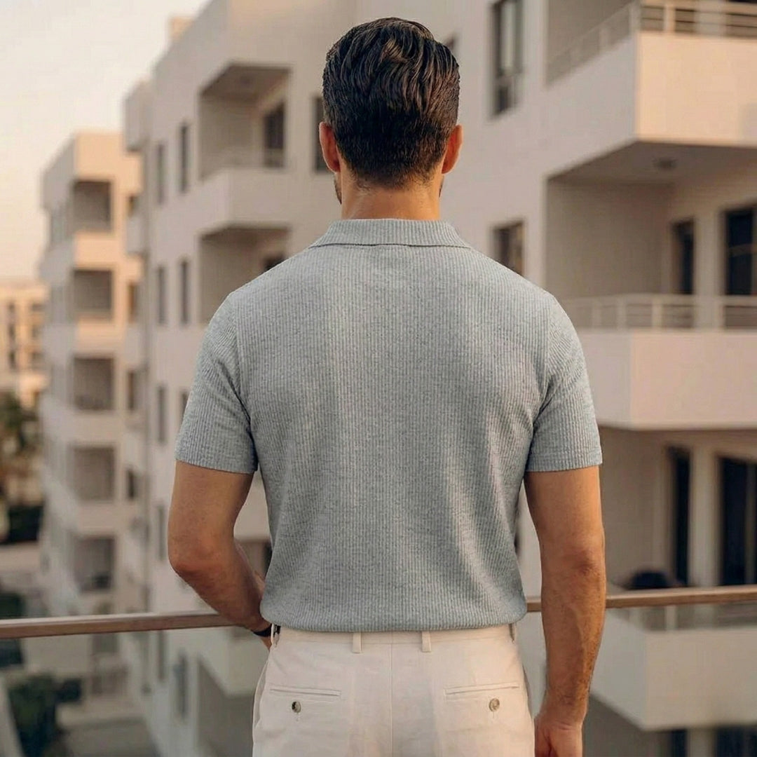Polo homme gris clair vu de dos, coupe ajustée et maille verticale texturée