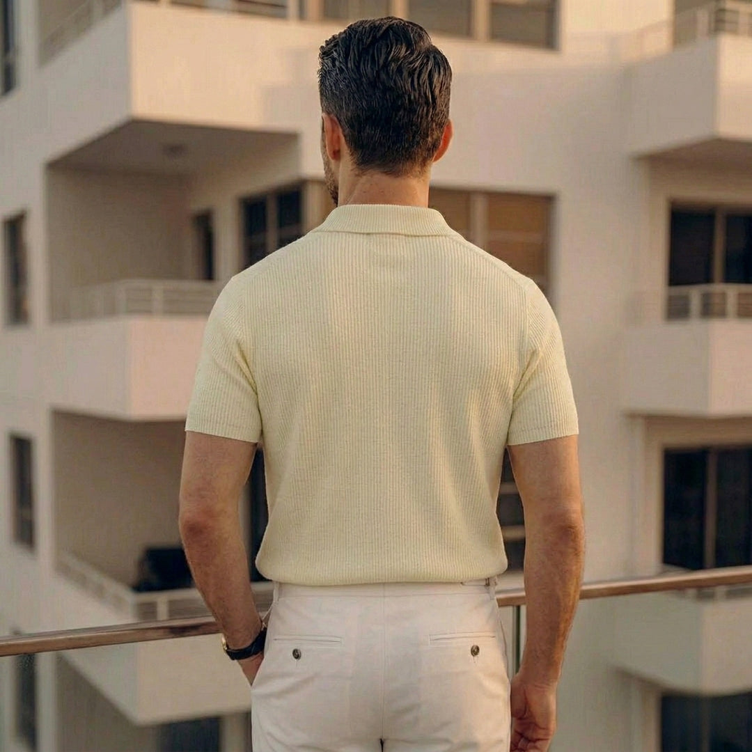 Polo homme jaune pâle vu de dos, coupe ajustée et maille verticale texturée
