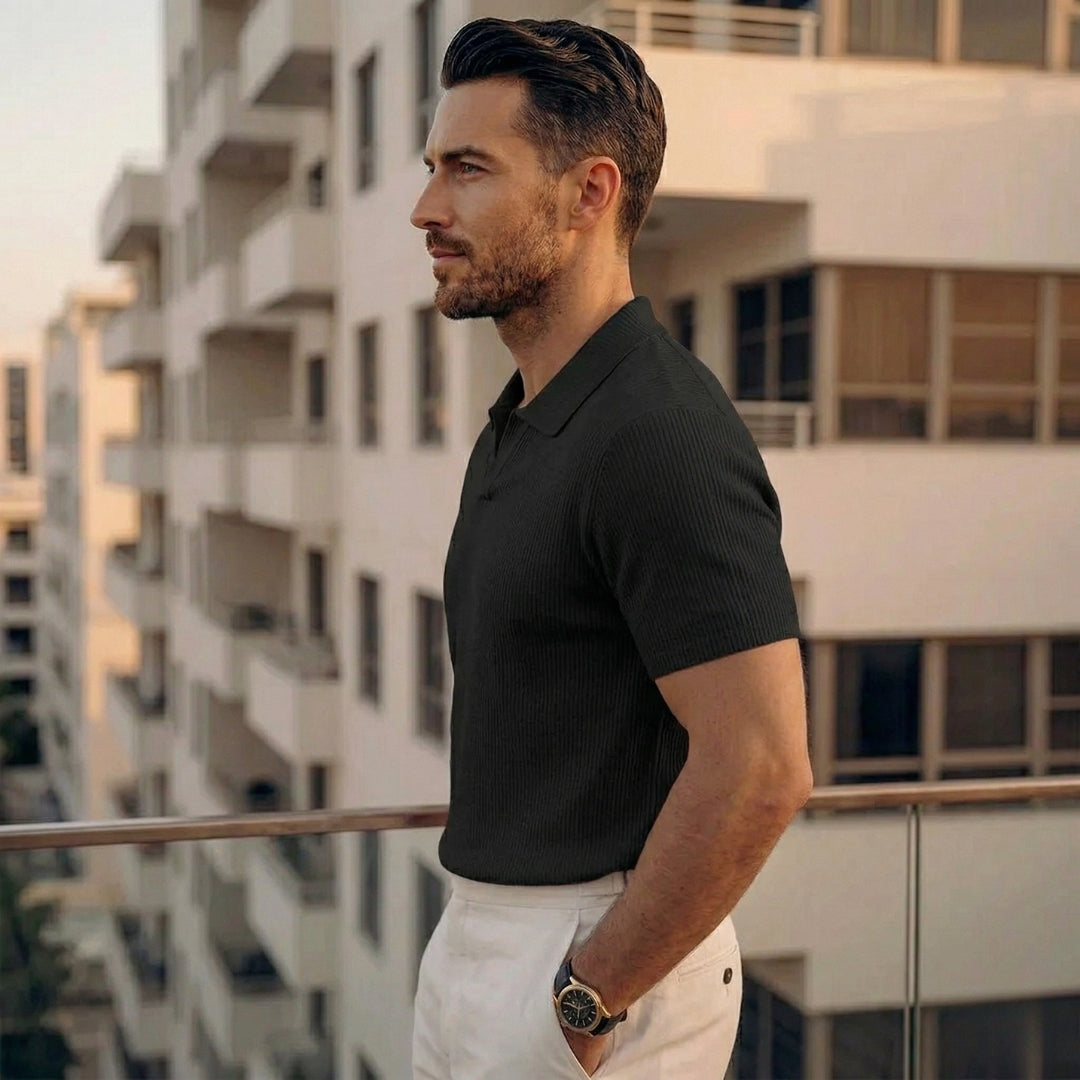 Polo homme noir texturé de profil, col ouvert et manches courtes