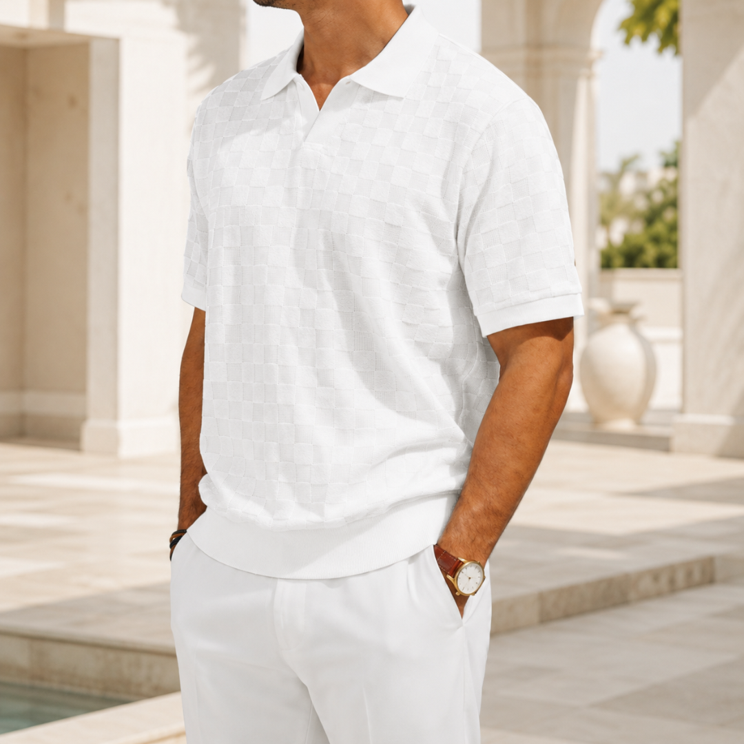 Polo homme blanc manches courtes, vue de trois quarts près d'une piscine