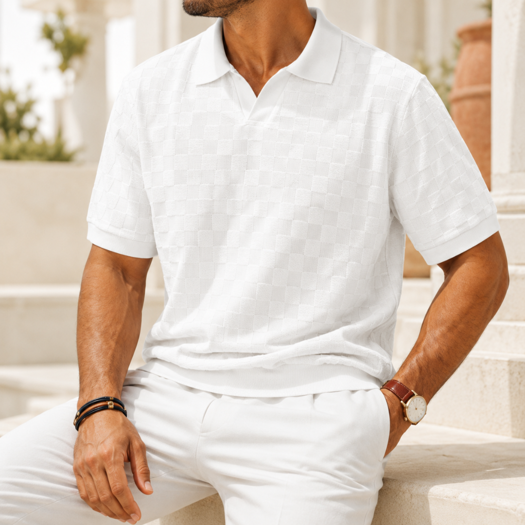 Polo homme blanc assis, détail du col ouvert et des finitions côtelées