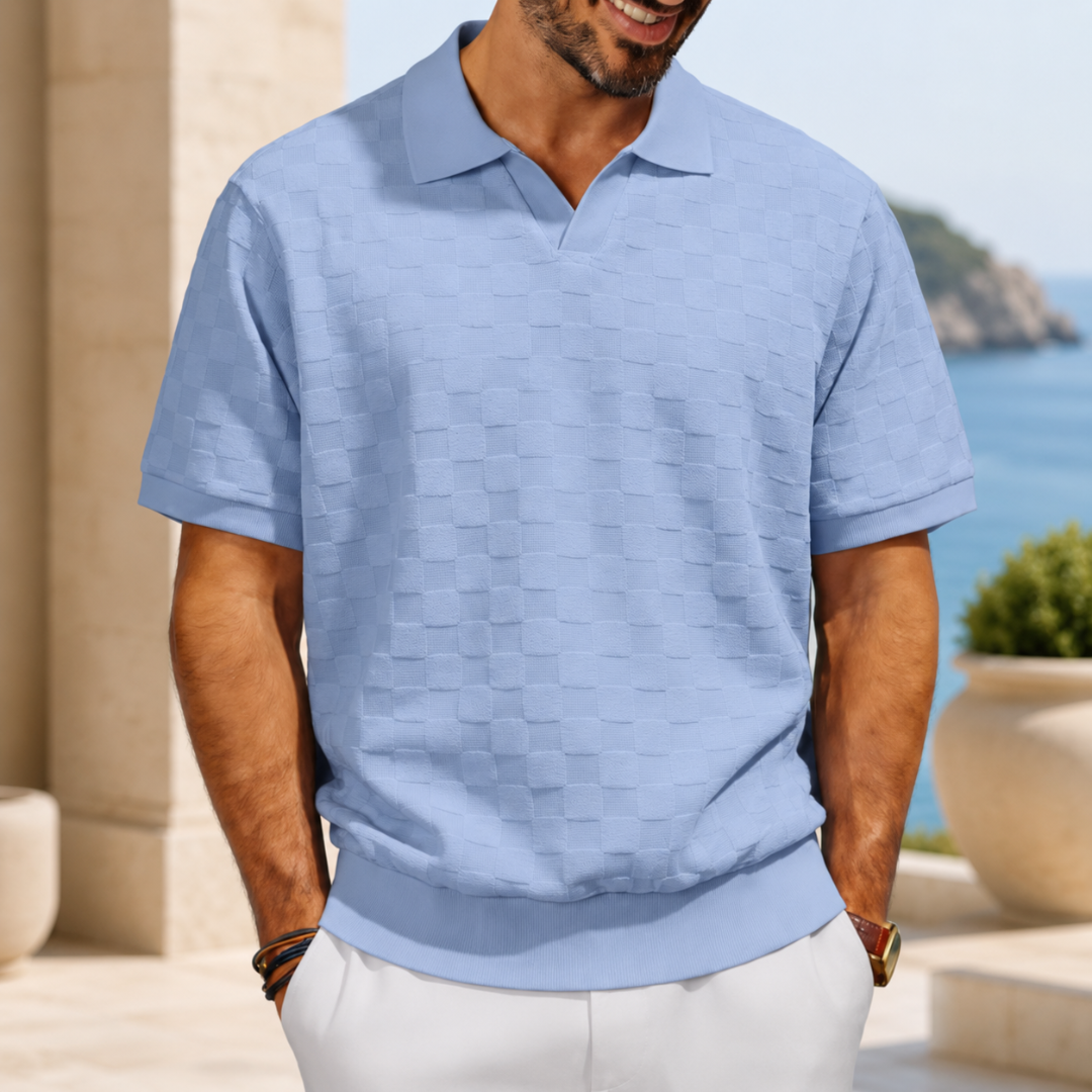 Polo homme bleu clair manches courtes, col ouvert, en bord de mer