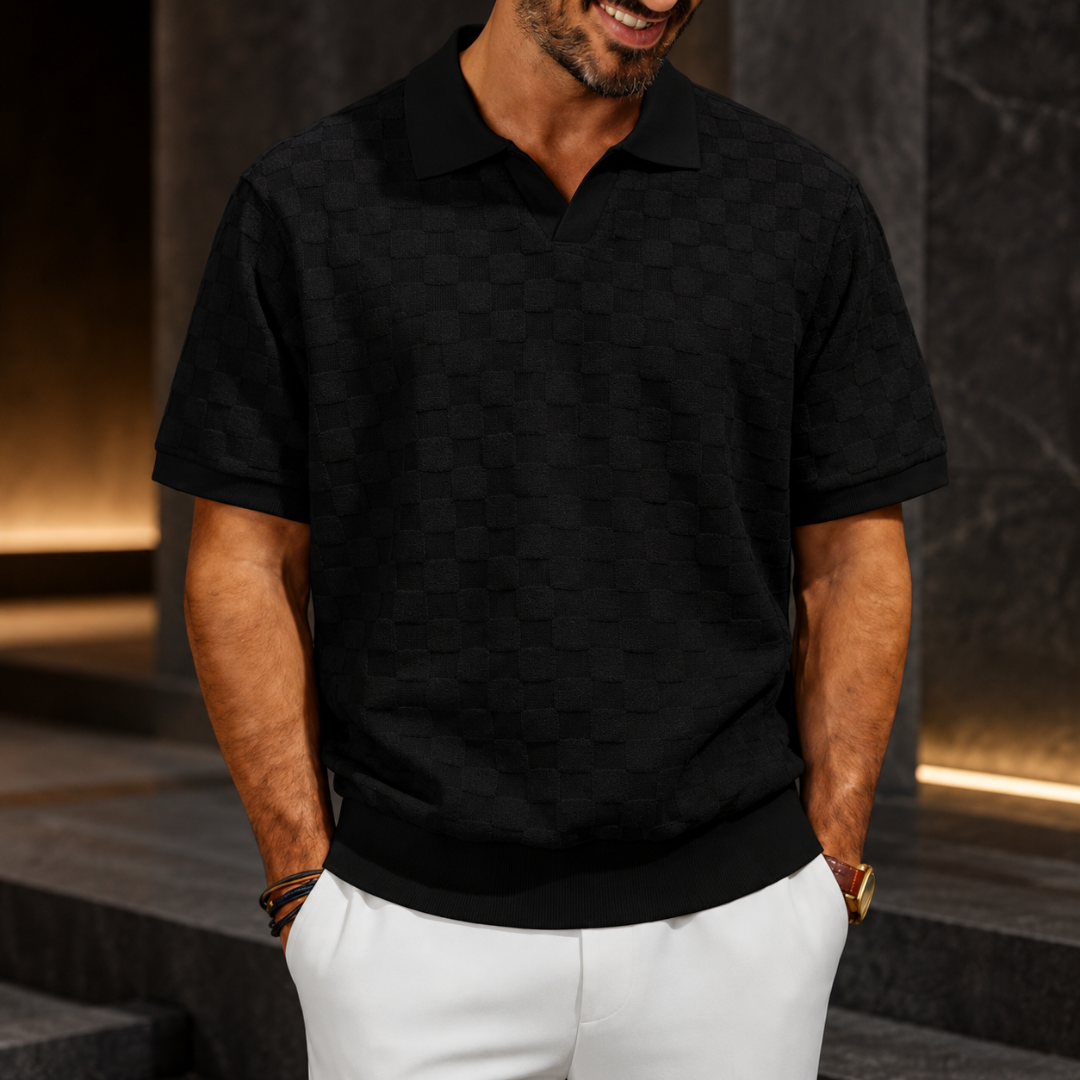 Polo homme noir à maille damier texturée et col ouvert, décor sombre chic