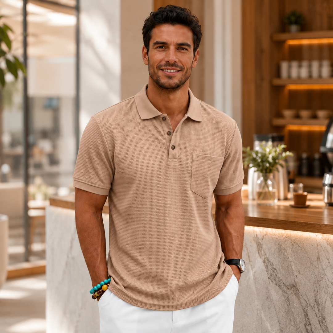 Homme souriant portant un polo kaki gaufré à manches courtes, look casual été