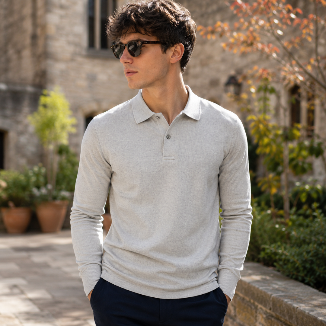 Polo homme gris chiné à col à pointes, associé à un pantalon marine