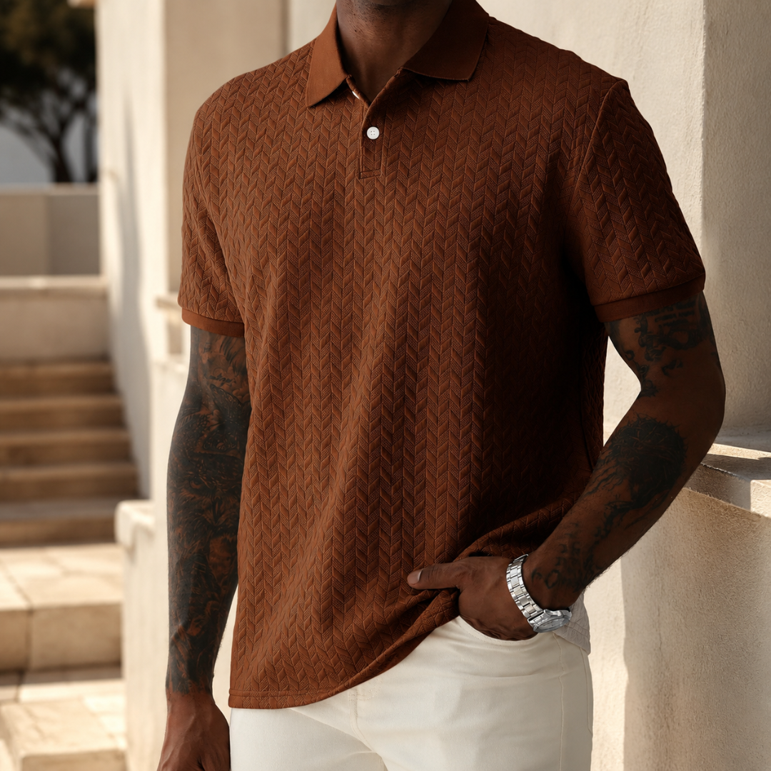 Polo marron à maille texturée, homme de profil, ambiance chaleureuse et naturelle