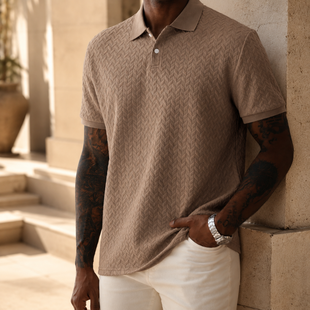 Polo marron à maille texturée, homme de profil, ambiance chaleureuse et naturelle