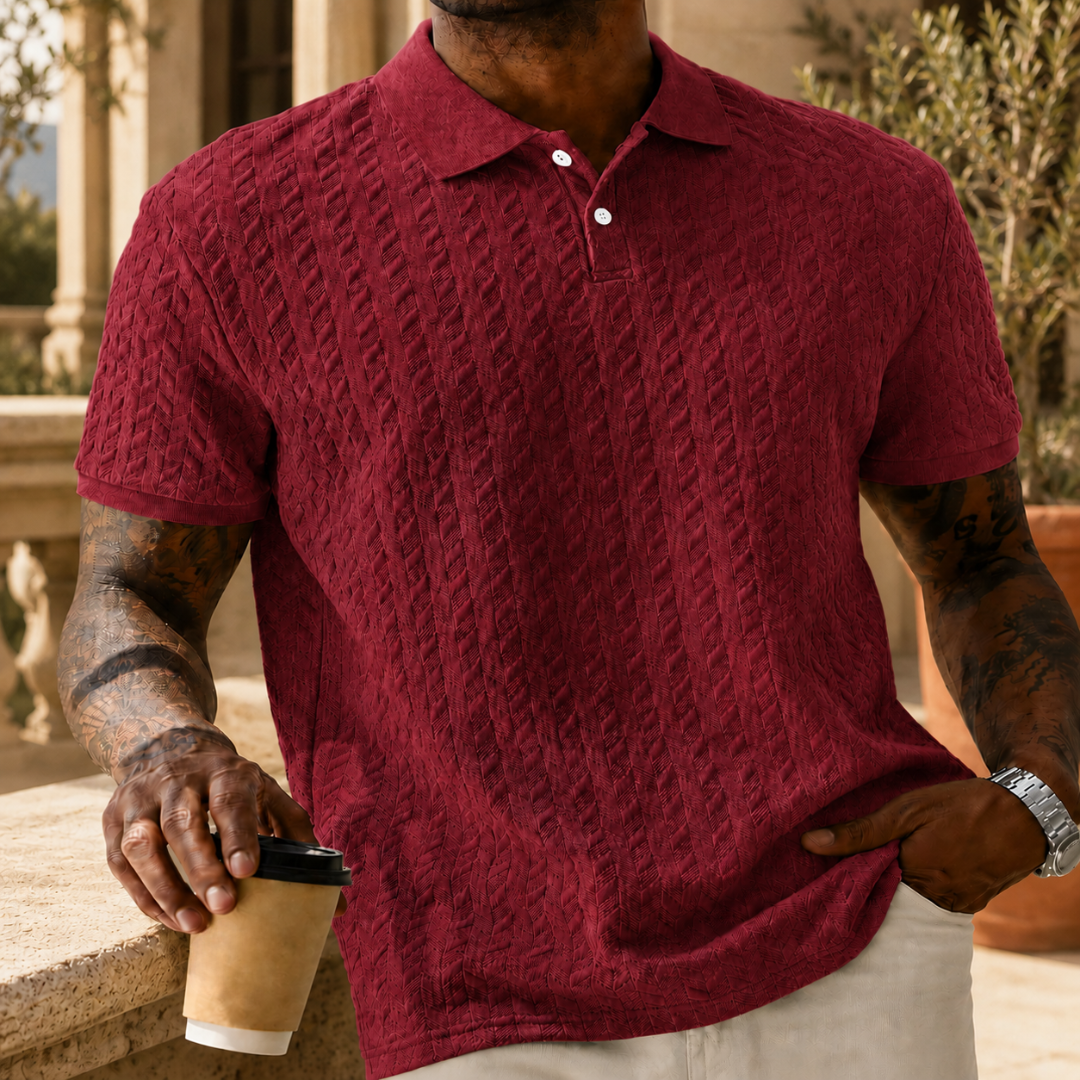 Polo rouge à maille texturée, gros plan sur le col boutonné, homme tenant un café
