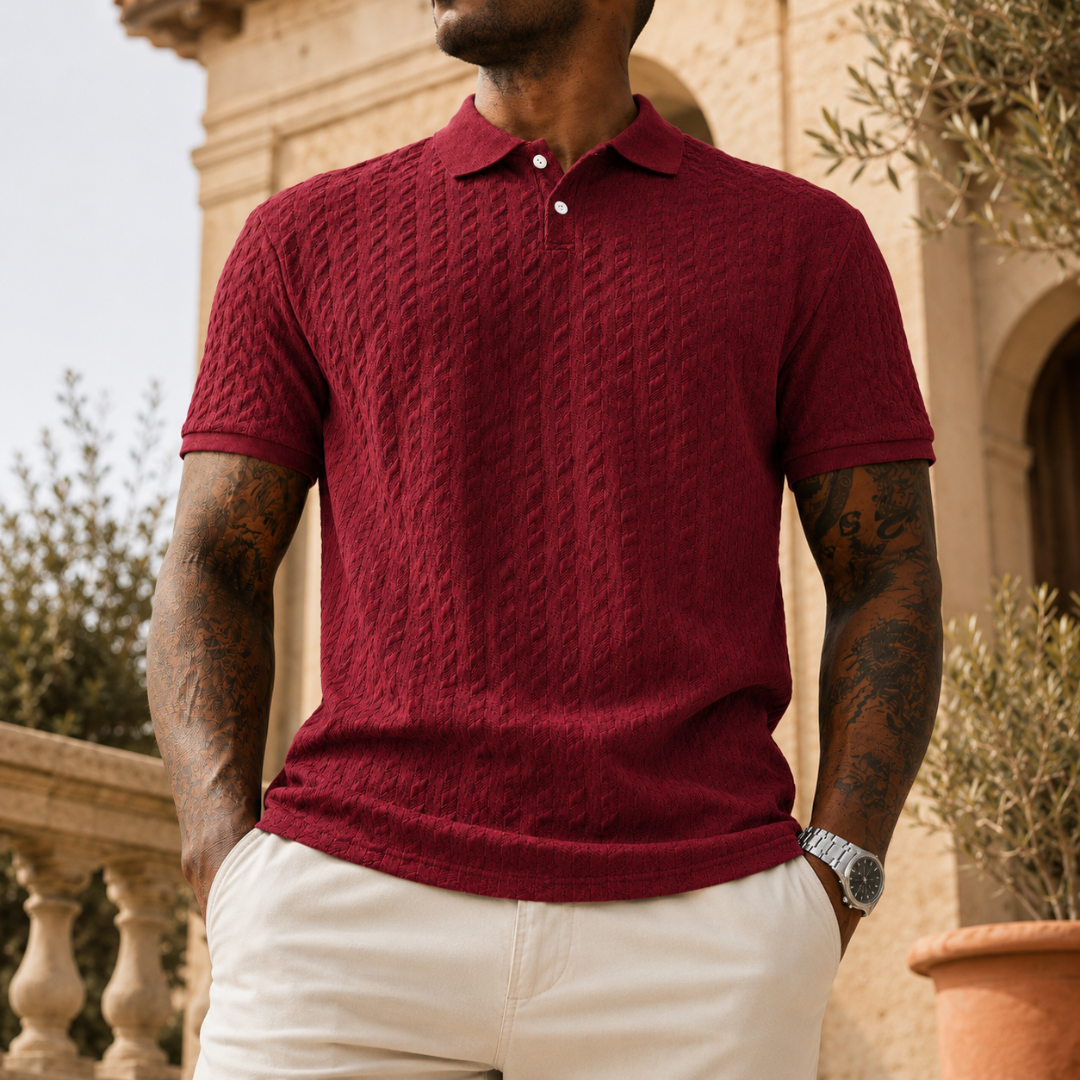 Polo rouge à maille texturée, homme regardant vers le bas, ambiance ensoleillée et décontractée