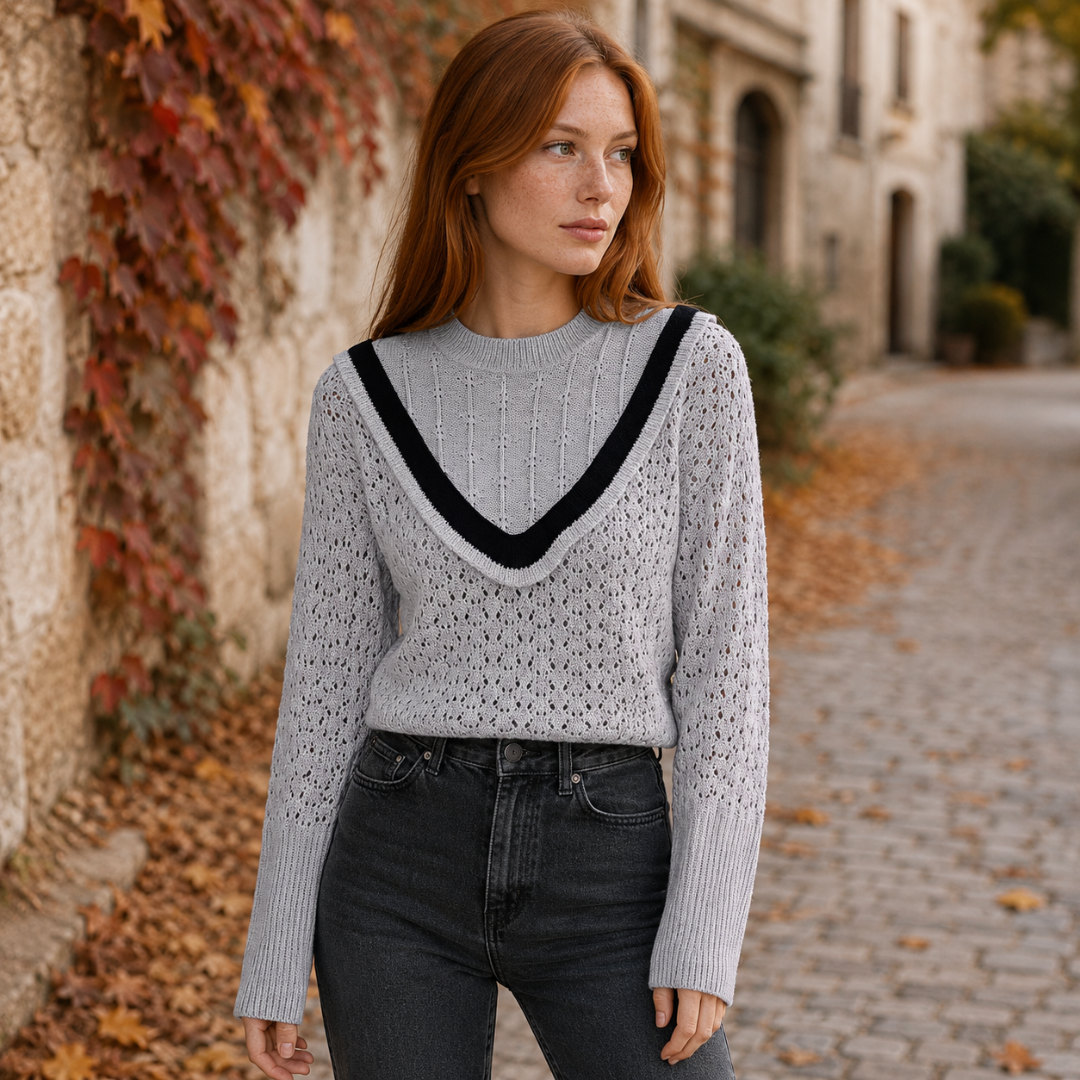 Pull femme gris ajouré à manches longues, bande noire en V et poignets côtelés