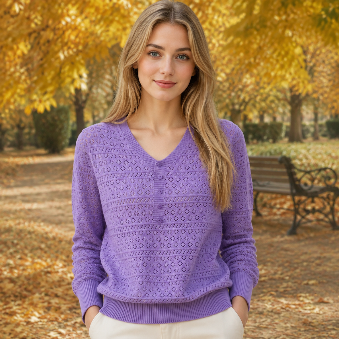 Pull femme violet ajouré, col V boutonné et poignets côtelés, en extérieur