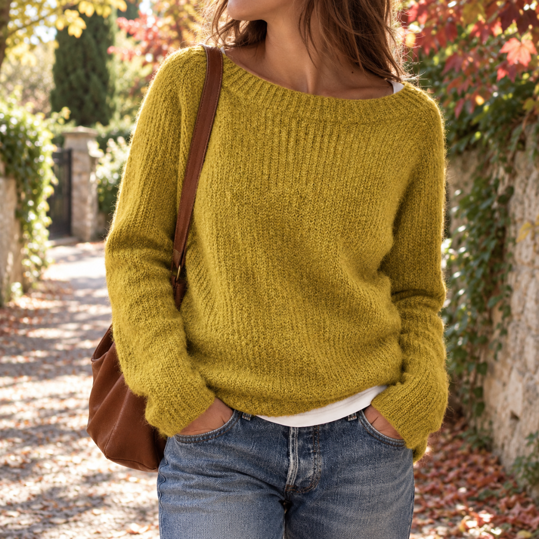 Pull femme jaune moutarde en maille, col bateau dégagé et sac porté épaule