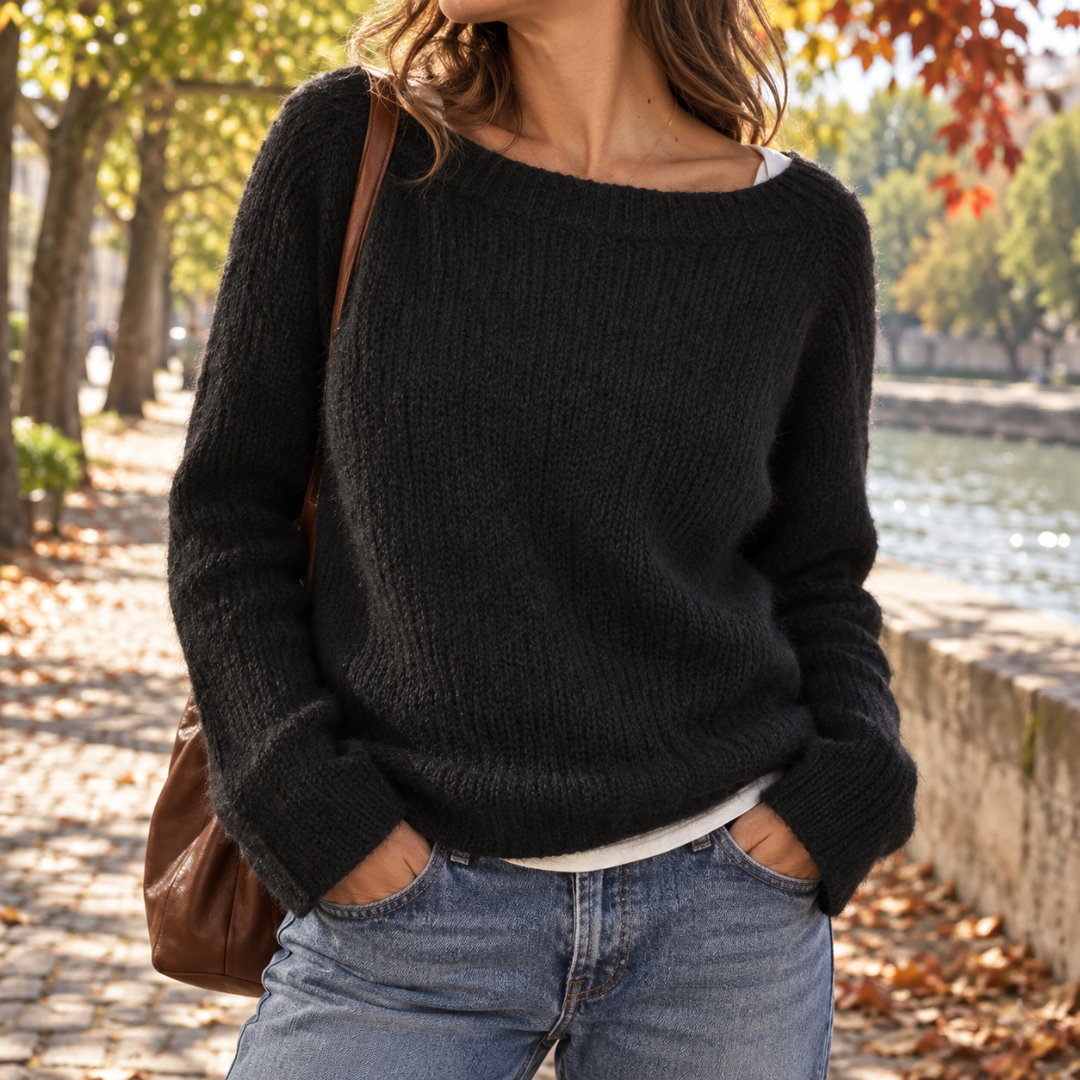 Pull femme noir en maille à col bateau, silhouette souple et pantalon clair