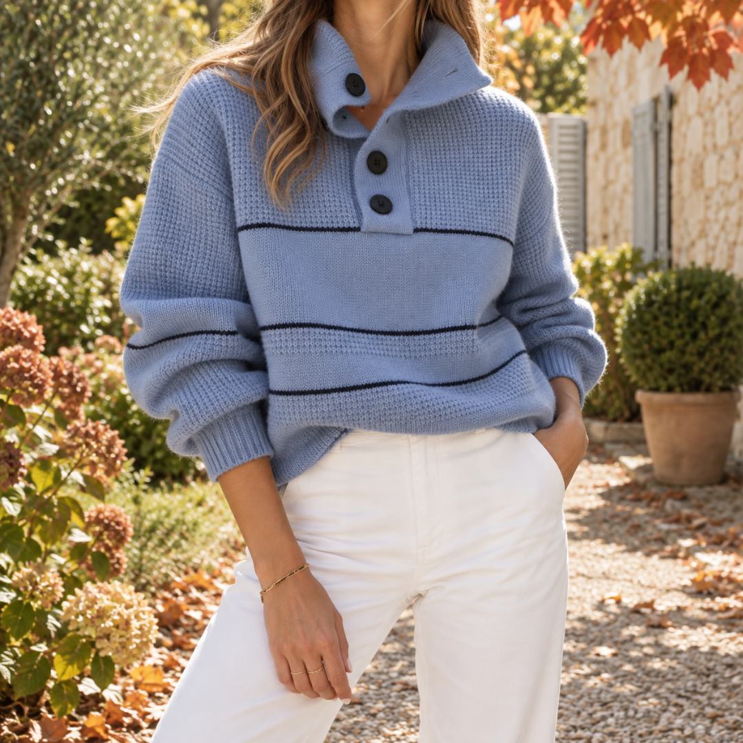 Pull femme bleu clair à col montant boutonné, rayures fines et manches longues côtelées