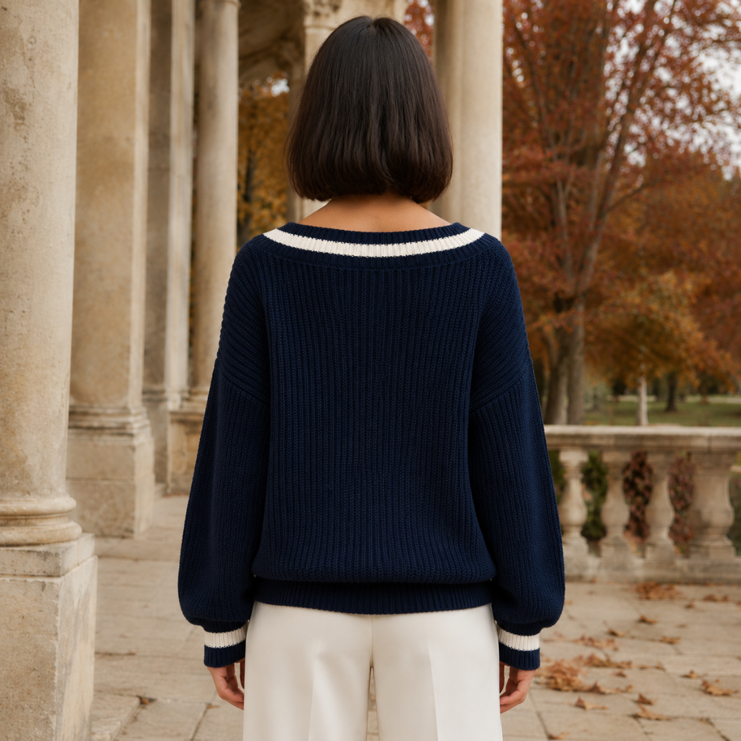 Dos du pull bleu marine en maille côtelée avec encolure soulignée de blanc